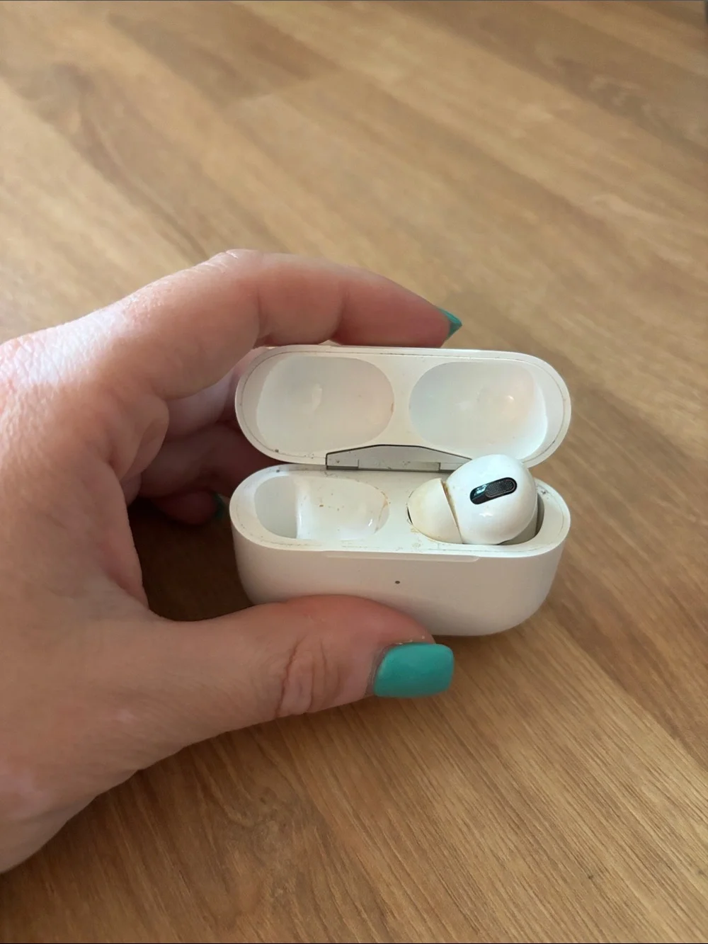APPLE AIRPODS EARBUDS HEADPHONES WIRELESS 100% AUTHENTIC MISSING ONE POD